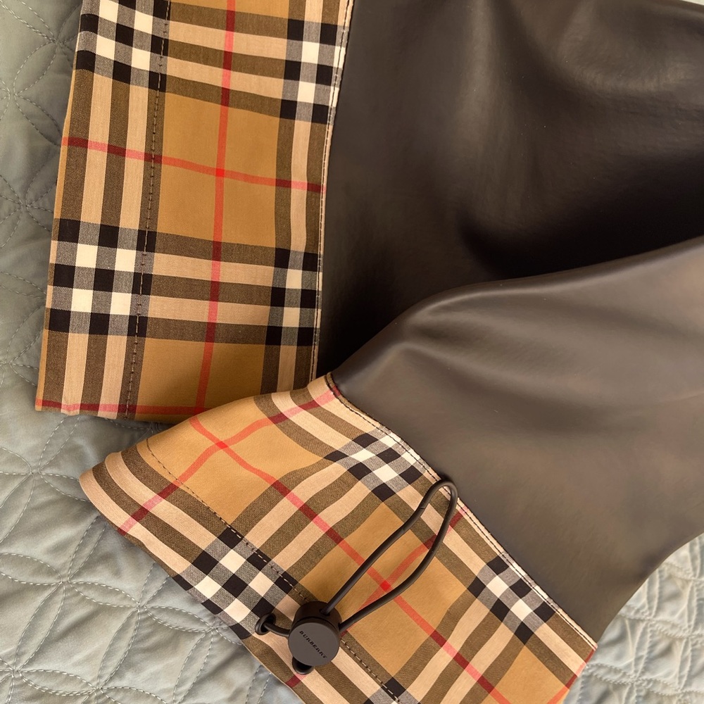Burberry rain boots, rubber & rain resistant classic print. High quality!